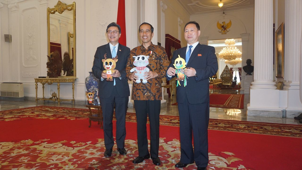 Presiden Jokowi bersama duta besar (dubes) Korea Utara (Korut) untuk Indonesia, An Kwang-il dan dubes Korea Selatan (Korsel), Kim Chang-beom.