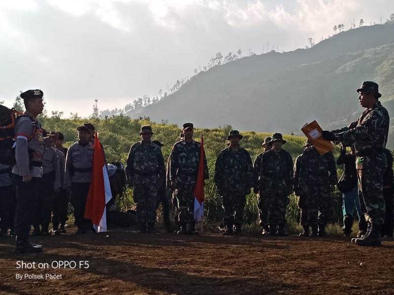 Suasana Upacara Pengibaran Bendera Merah Putih Di Puncak Gunung Pundak, Pacet, Mojokerto