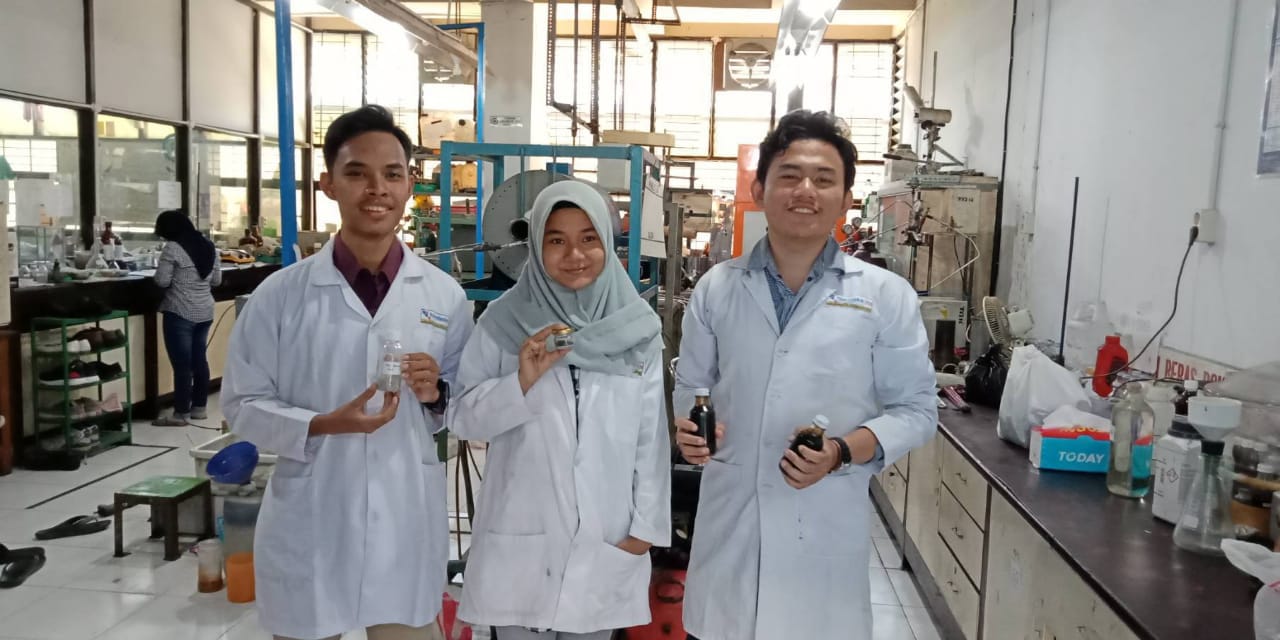 Tiga Mahasiswa ITS pencetus Bioavtus dari sekam padi.
