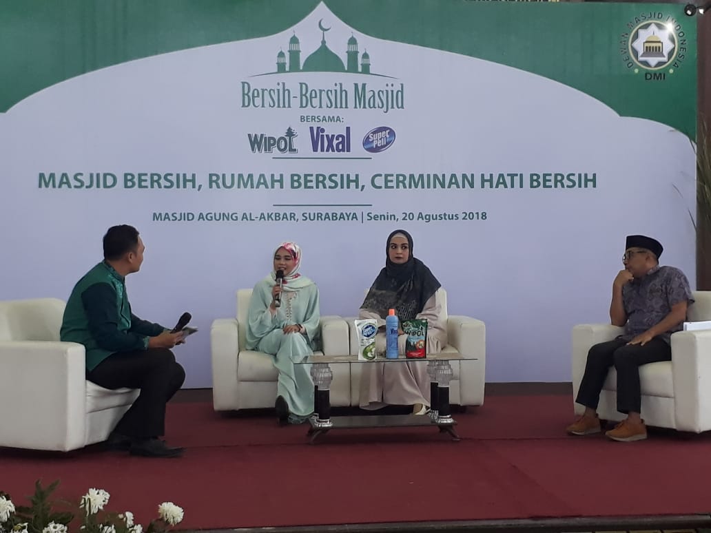 DIALOG: Shireen Sunkar bersama Arif Afandi, Ketua DMI Kota Surabaya, di Masjid Al-Akbar Surabaya. (foto: ngopibareng.id)