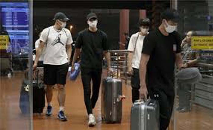 Empat pebasket  Jepang pulang ke negaranya dari  Bandara International Soekarno-Hatta , Senin 20 Agustus. (foto:brilio)