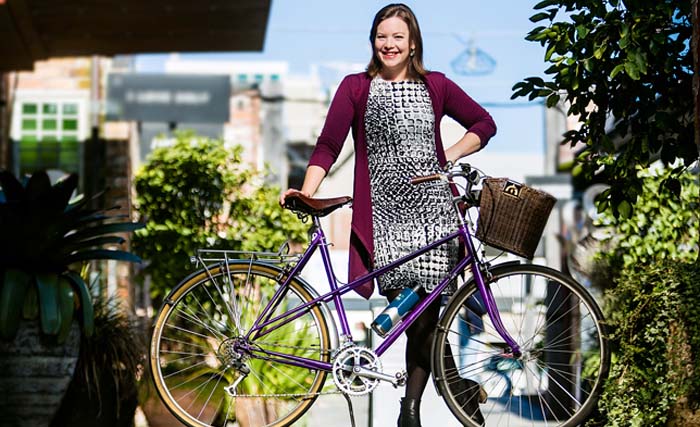 Menteri Pemberdayaan Perempuan Selandia Baru Julie Anne Genter dengan sepedanya. (foto: whaleoil.co.nz)