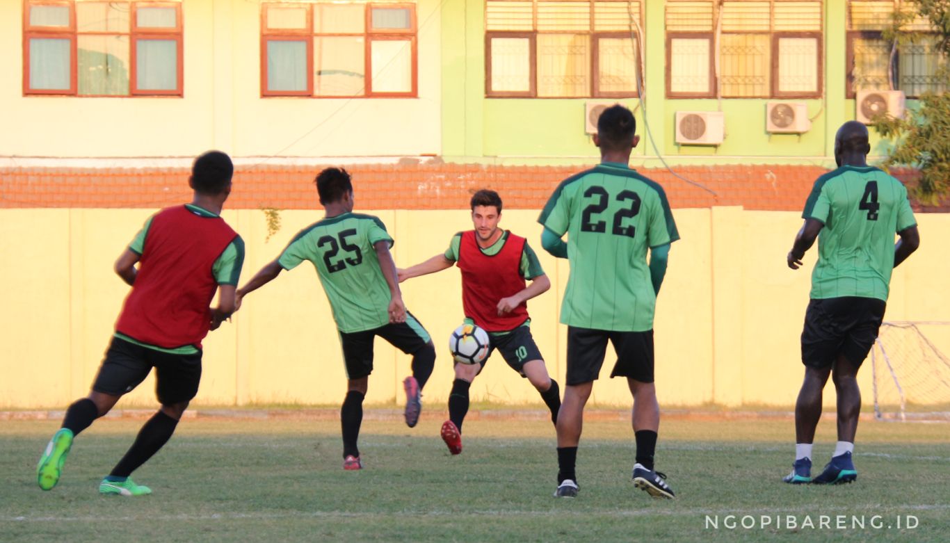 Latihan Persebaya Surabaya di Lapangan Jenggolo, Senin 20 Agustus 2018. (foto: Haris/ngopibareng)