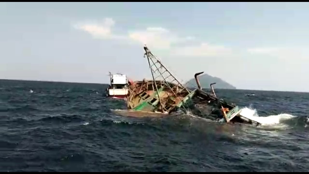 Salah satu diantara 18 Kapal Ikan Asing (KIA)  yang di tenggelamkan di perairan Pulau Datuk, Kalimantan Barat. Senin (20/8/2018).