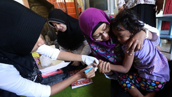 Petugas kesehatan memberikan tanda usai menyuntikan vaksin Measles and Rubella (MR) kepada balita di rumah penitipan anak Al-Amanah, Kelurahan Pesantren, Kota Kediri, Rabu 23 Agustus 2017. (Foto: Antara)