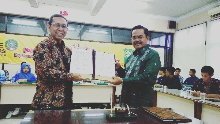 Ketua STIE Perbanas Surabaya, Dr. Lutfi bersama Kepala Dinas Pendidikan dan Kebudyaan Pemerintaan Kabupaten Siak. (Amanah/ngopibareng.id) 