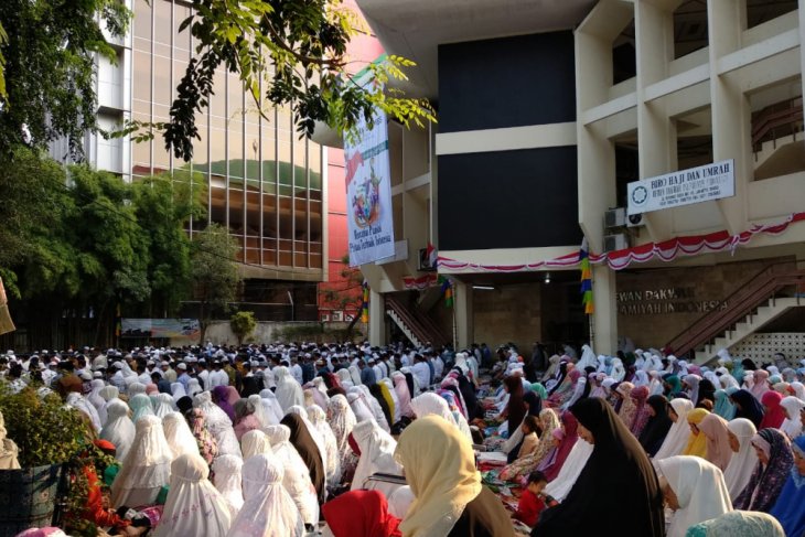 Umat muslim menunaikan salat Idul Adha di masjid Dewan Dakwah Islamiyah Indonesia (DDII) yang berlokasi di Jalan Kramat Raya Jakarta Pusat pada Selasa 21 Agustus.  (Foto: Antara)
