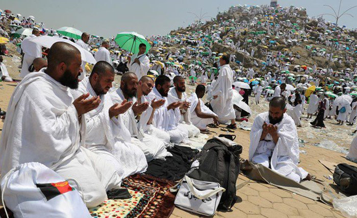 Jamaah haji dari berbagai negara melakukan Wuquf atau berdoa bersama di Padang Arafah, hari Senin 20 Agustus kemarin. (foto: afp)