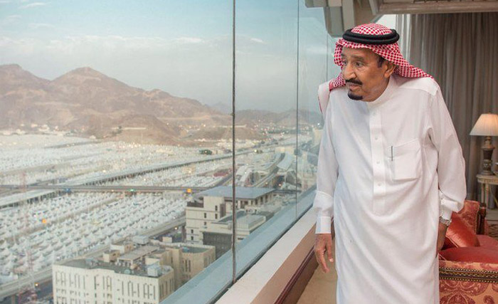 Raja Salman bin Andul Aziz berada di Mina untuk memantau pelaksanaan ibadah Haji. Nampak perkemahan di Mina melalui dinding kaca. (foto: afp)