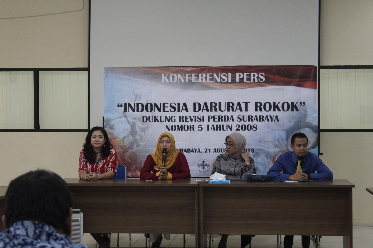 Tim TCSC IAKMI Jawa Timur ketika jumpa pers mengenai revisi Perda Kawasan Tanpa Rokok, Selasa, 21 Agustus 2018. 