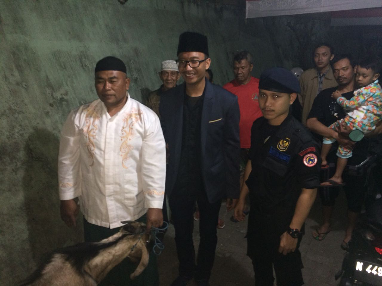 Ketua RT 09 RW 03 Oro-Oro Dowo Zaenal Abidin saat menerima hewan kurban dari Gagah Soeryo Pamoekti Ketua DPC Klojen Garda Nasdem, Selasa 21 Agustus 2018 malam.
