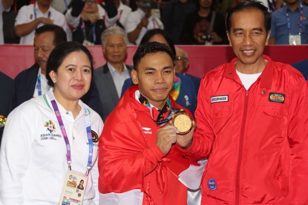 Lifter Indonesia Eko Yuli Irawan (tengah) sukses meraih medali emas Asian Games 2018.