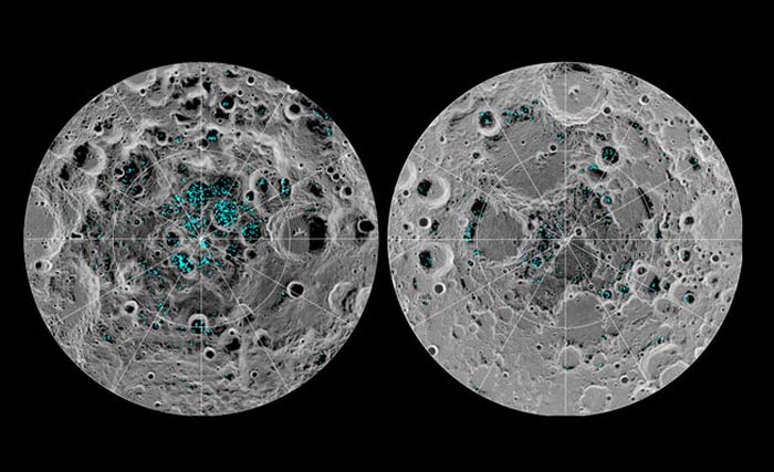 Warna biru pada gambar Bulan sebelah kiri menunjukkan keberadaan  es di permukaan Bulan kutub selatan lebih banyak dibanding es di kutub utara (kanan). (foto: nasa) 
