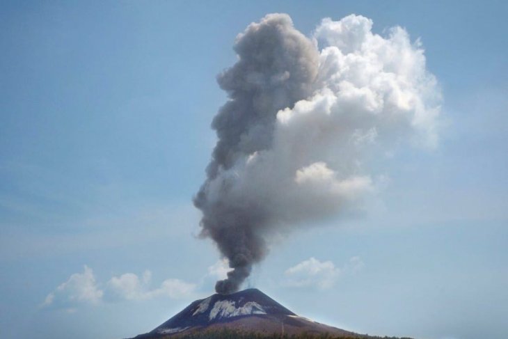 Status Gunung Anak Krakatau tetap Waspada (level II) atau tidak ada peningkatan status, meski erupsi sebanyak 576 kali pada Sabtu (18/8/2018) dengan radius zona berbahaya di dalam radius 2 km. (Foto: BNPB)