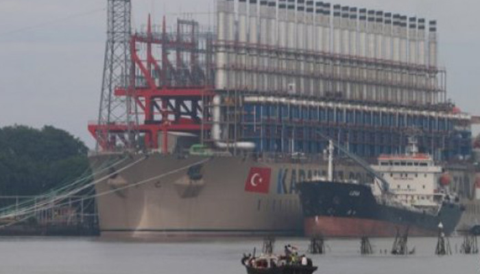 Kapal pembangkit listrik dari Turki sedang bersandar. (Foto: Antara)