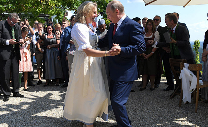 Menteri Luar Austria Karin Kneissl berdansa dengan Presiden Rusia Vladimir Putin pada pesta perkawinan Karin, Sabtu 18 Agustus lalu. (foto: afp)