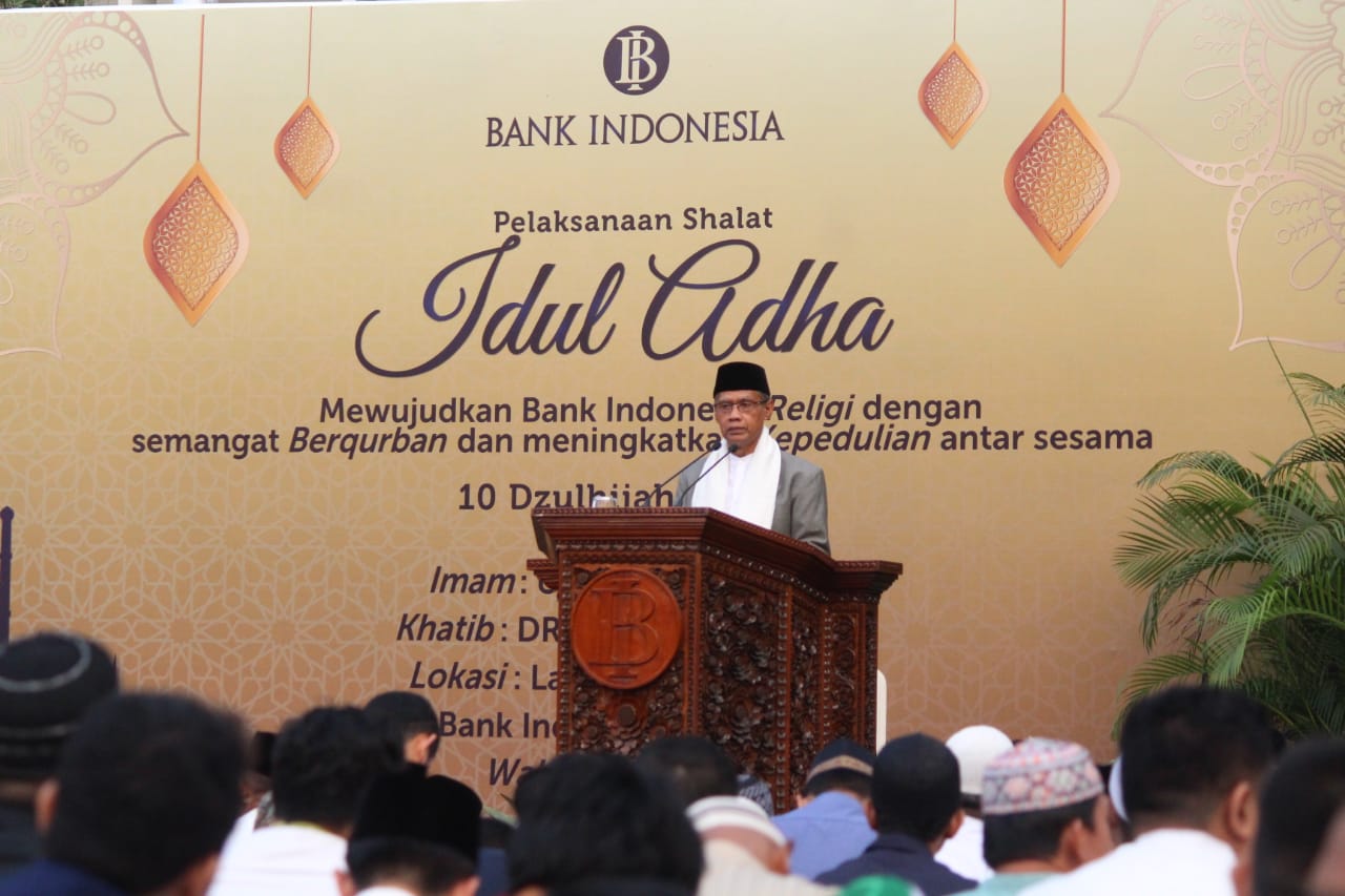KHOTBAH: Haedar Nashir ketika menyampaikan khotbah Idul Adha. (foto: md for ngopibareng.id)