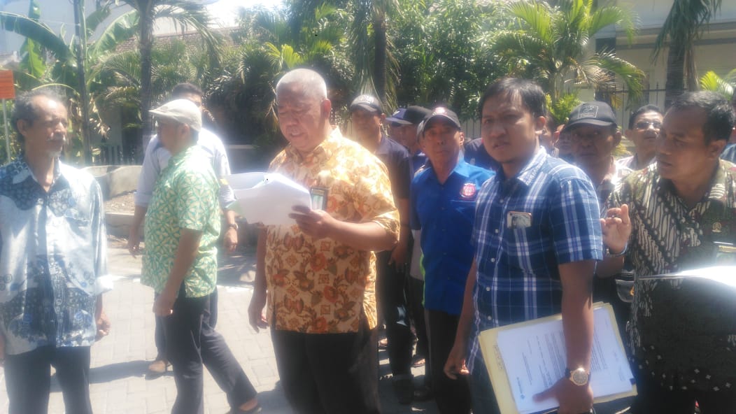 Hakim PN Surabaya, Unggul saat menggelar Pemeriksaan Setempat (PS) di lahan sengketa Pelindo III, Teluk Kumai, Perak, Surabaya