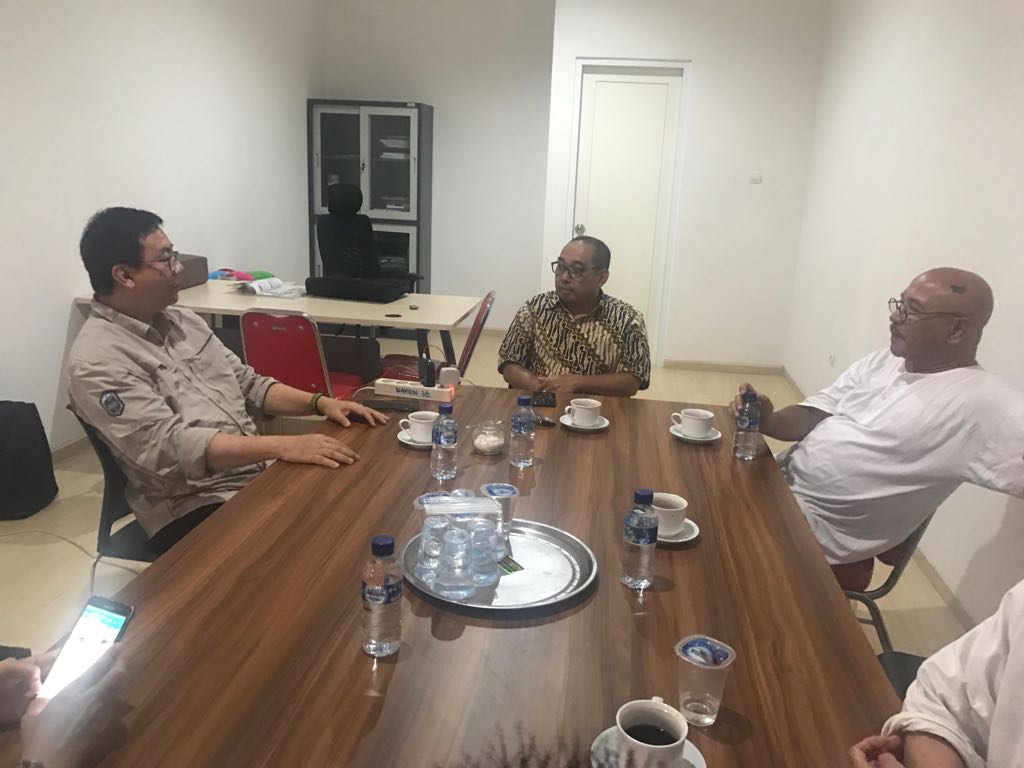 DISKUSI: Yoseph Stanley Adi Prasetyo, Ketua Dewan Pers bersama Arif Afandi dan M. Anis. (foto: Fatkhurohman Taufik)