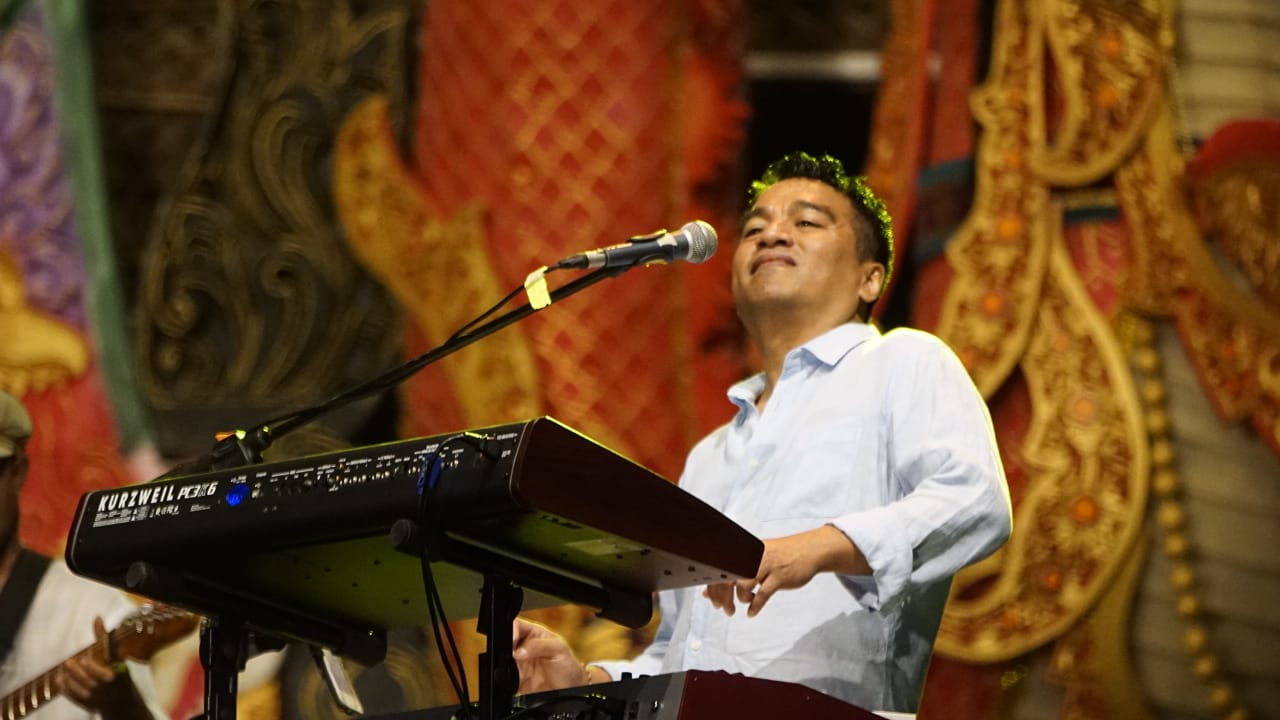 Musisi Indra Lesmana dengan performa keren. foto:istimewa/genpi