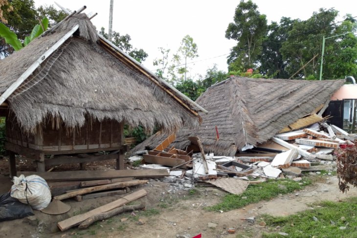 Dua rumah adat di Senaru, Lombok Utara, NTB ketika terjadi gempa 7 Skala Richter, rumah adat yang alami lebih tahan dari guncangan gempa tektonik tersebut. ()