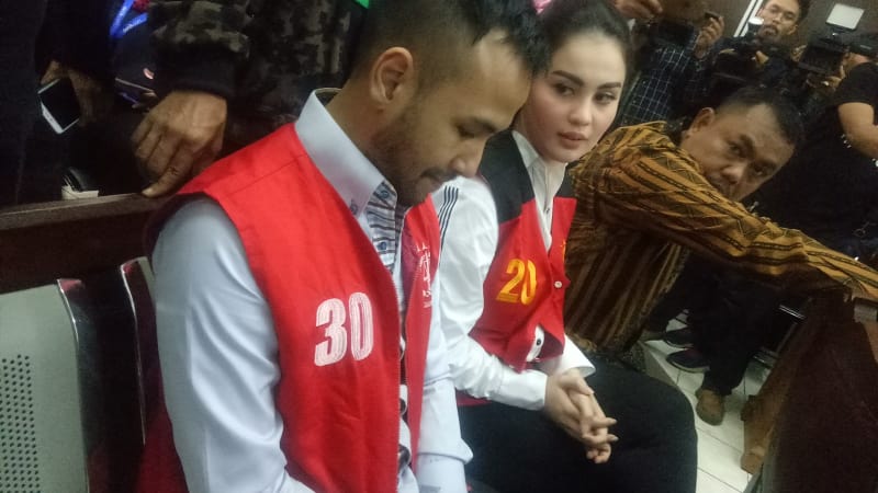 Jennifer Dunn dan Raditya Argoebie saat menjalani sidang kasus narkoba di Pengadilan Negeri Jakarta Selatan. 