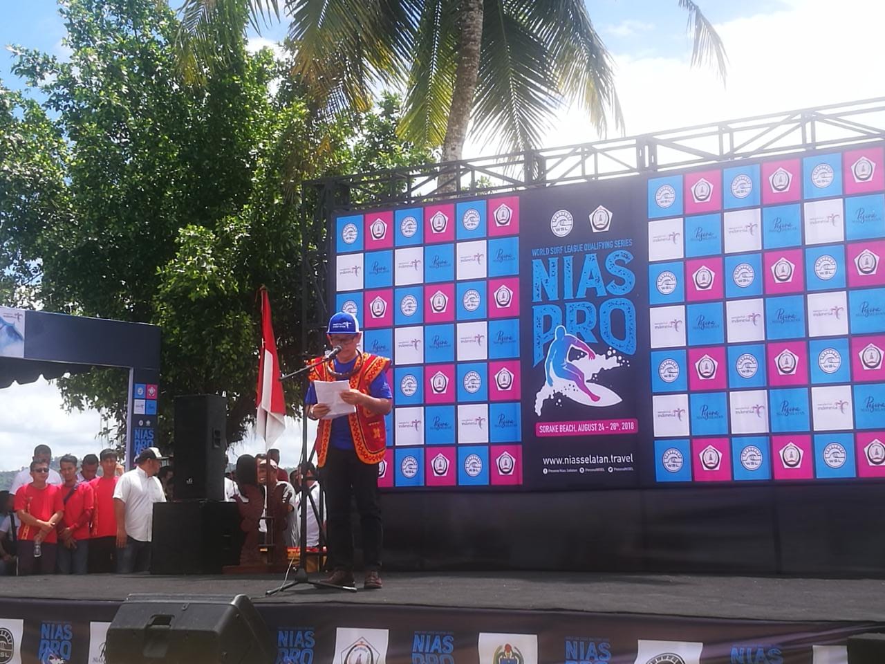 Menteri Yassona Laoly bersemangat membuka Nias Pro 2018. foto:kemenpar