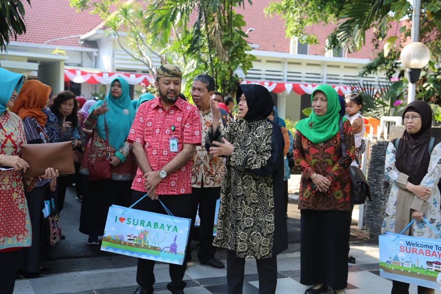 Wali Kota Surabaya Tri Rismaharini menerima tim penilai Asuhan Mandiri pemanfaatan Toga dan Akupresur tingkat nasional di kediaman wali kota pada Jum’at, 24 Agustus 2018. 