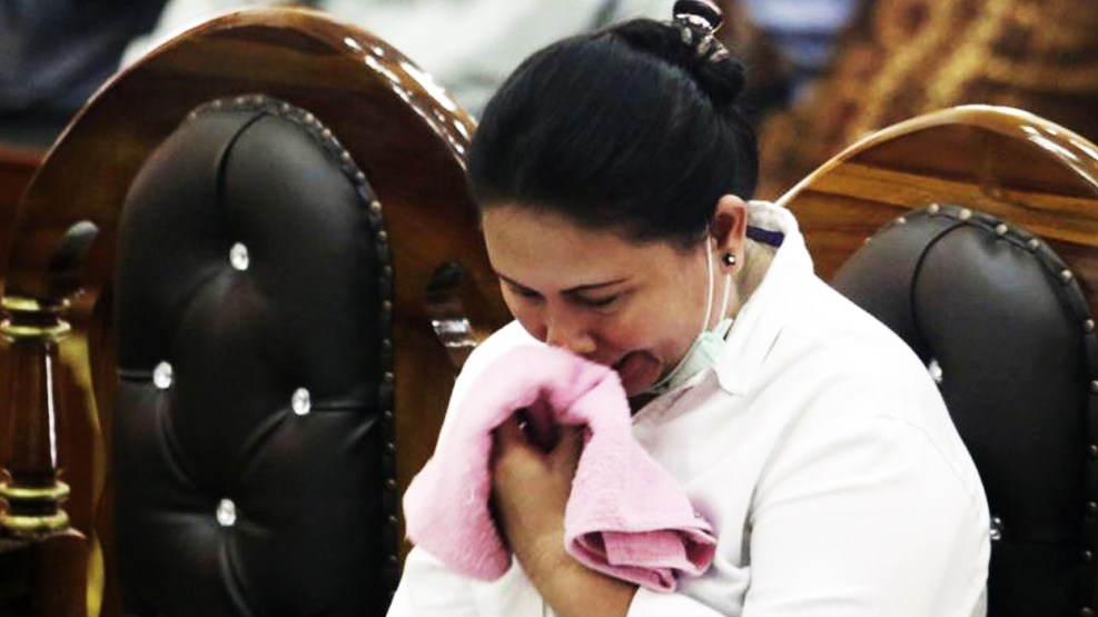 IRONI: Meiliana menangis tersedu di PN Medan. (foto: ist)