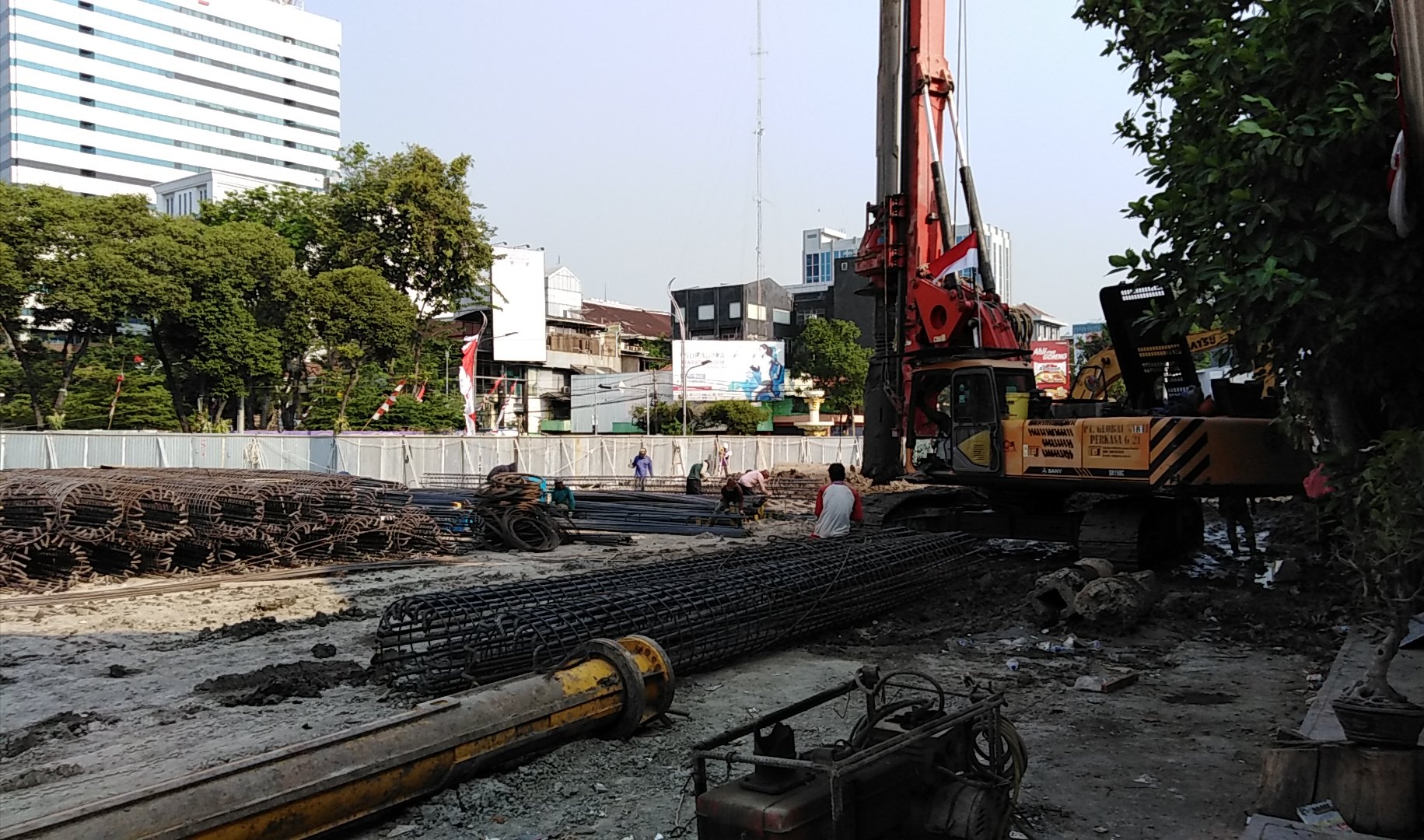 Proyek pembangunan basement baru di komplek cagar budaya Balai Pemuda, Surabaya. (Foto: farid/ngopibareng.id) 