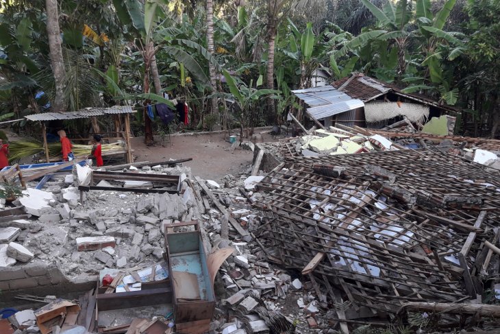 Sebanyak 126 rumah di Dusun Apit Aiq, Kecamatan Batu Layar, Lombok Barat, Nusa Tenggara Barat, roboh akibat gempa 6,9 Skala Richter pada Minggu, 19 Agustus 2018. (Foto : Antara/Riza Fahriza)