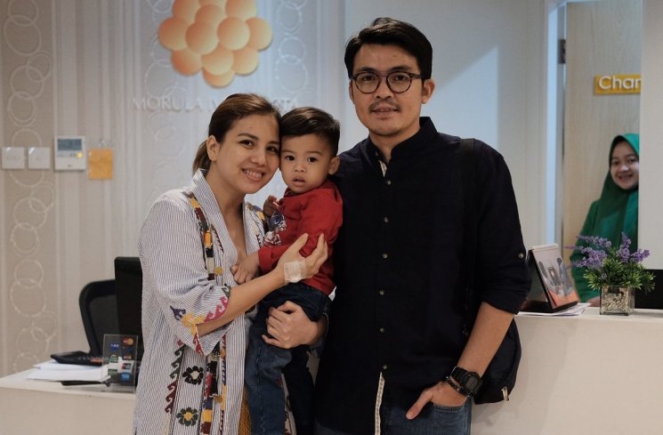 Tya Ariestya bersama suami, Irvan Ratinggang, dan putranya, Muhammad Kanaka Ratinggang. Foto: IG/tya_ariestya.