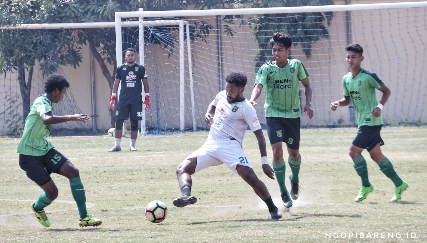 Persebaya saat gelar uji coba menghadapi Persebaya U-19 di Lapangan Polda Jatim, Sabtu 25 Agustus 2018. (foto: Haris/ngopibareng)