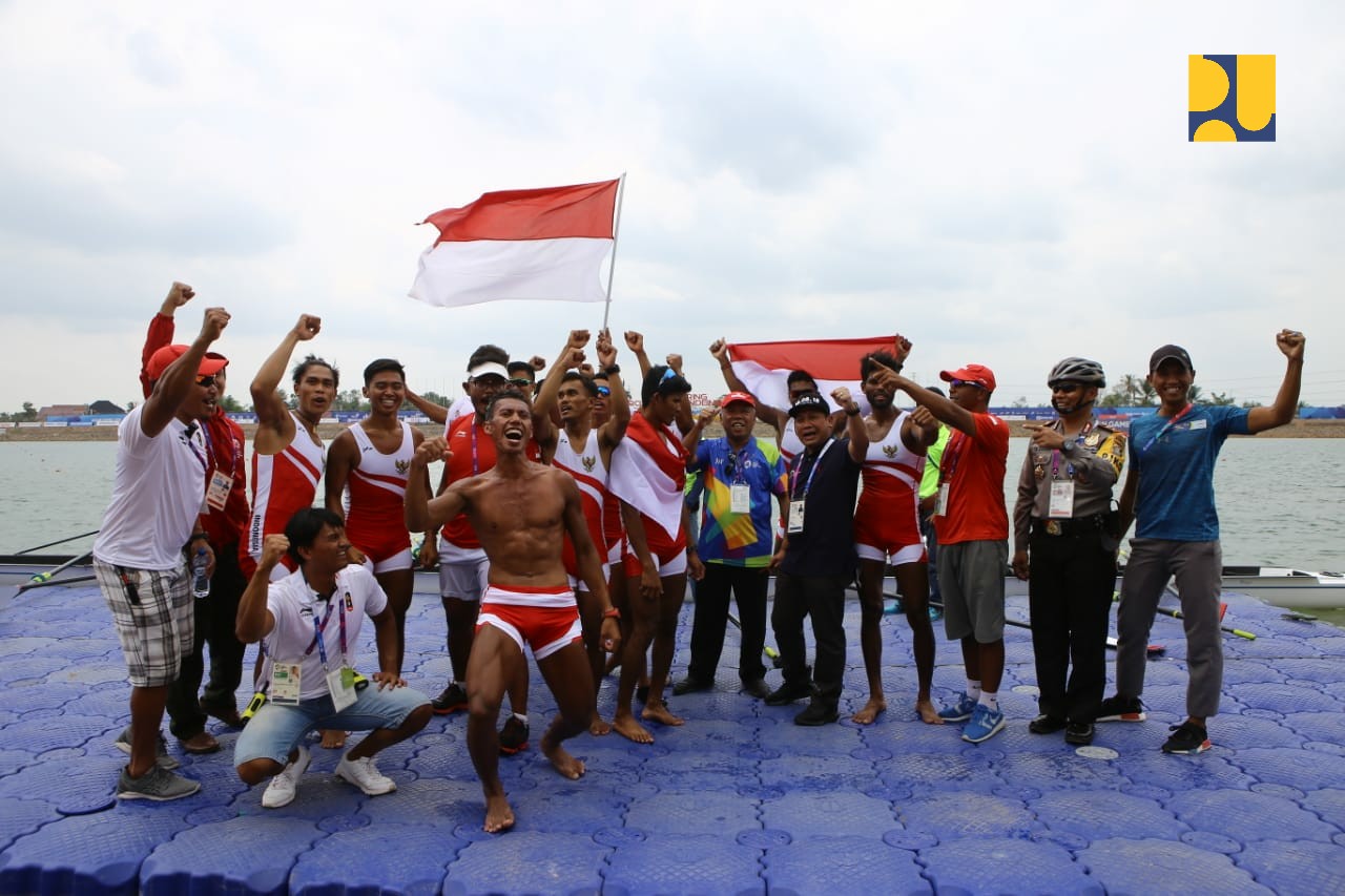 Menteri Basuki menyaksikan Tim Dayung Indonesia berhasil menambah perolehan medali emas Asian Games 2018 dari cabang olahraga Dayung (Rowing) pada nomor Men's Lightweight Eight (LM8) atau ringan delapan putra yang berlangsung di Jakabaring Sport City, Palembang, Jumat 24 Agustus 2018. (Foto: Dok. PUPR)
