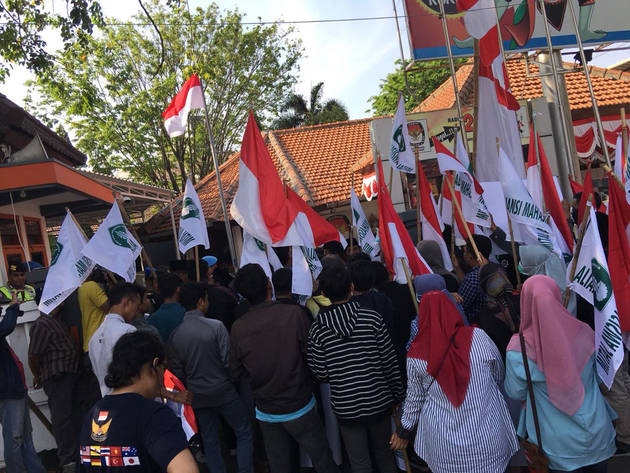 Aksi tolak #2019gantipresiden di depan KPU Jatim. (foto: Hrs/ngopibareng)