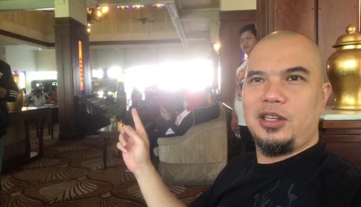 Ahmad Dhani saat tertahan di Hotel Majapahit, Surabaya. (Foto: Istimewa) 