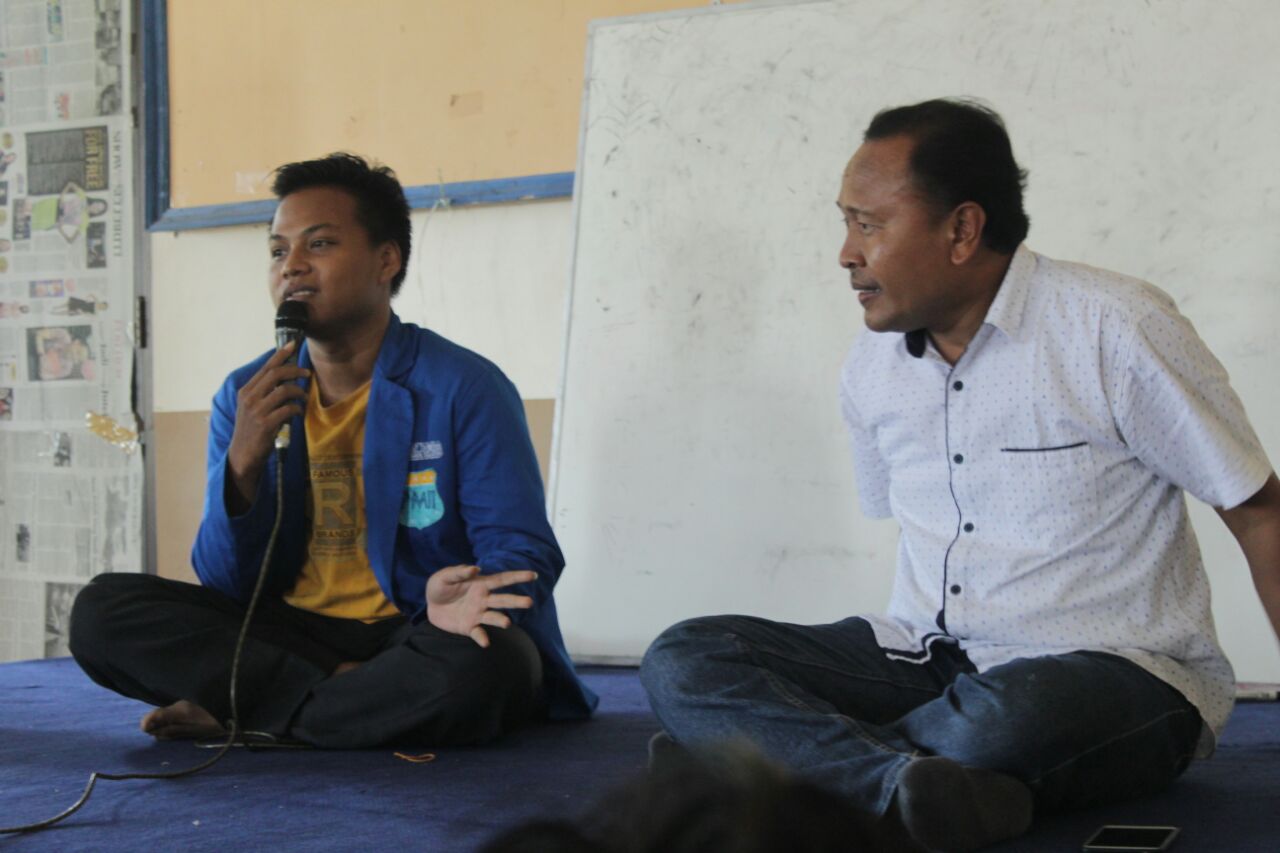 PENGAMAT: Listiyono Santoso (kanan) saat berdikusi dalam sebuah forum di Surabaya. (foto: dok ngopibareng.id)