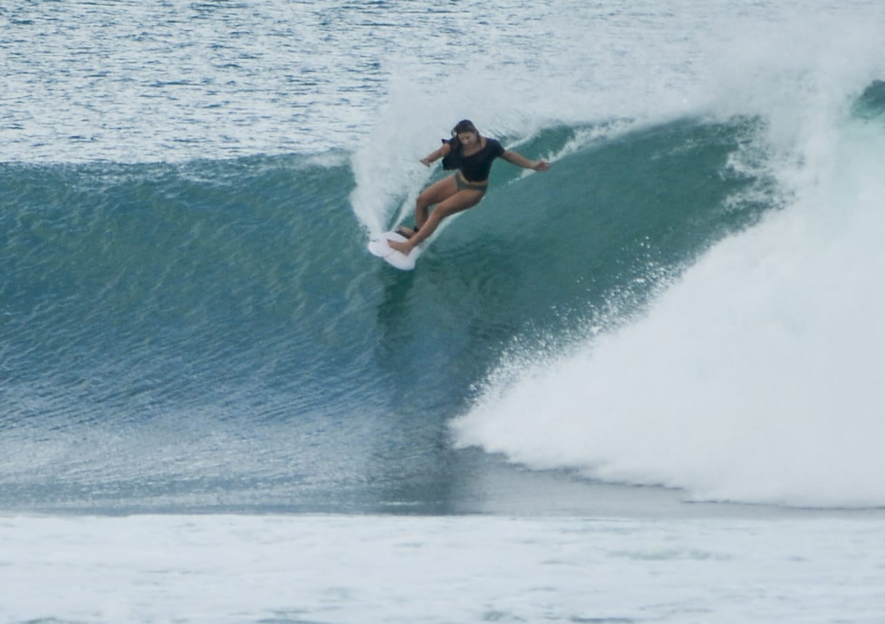Surfer tak mengenal gender. foto:istimewa/kemenpar
