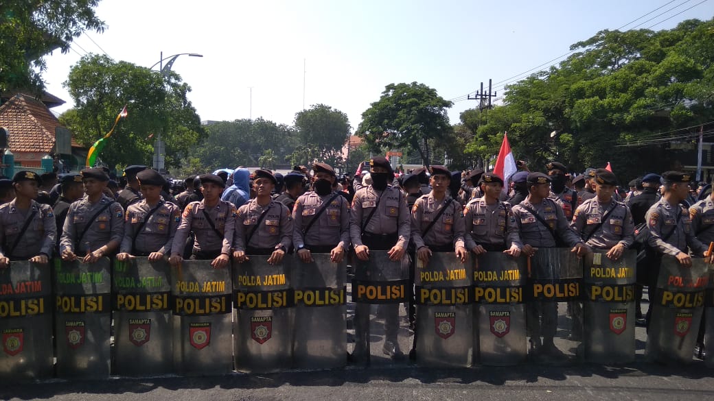 Barisan polisi bersiap menghalau deklarasi #2019GantiPresiden di Surabaya kemarin. (Foto: Haris/ngopibareng.id)
