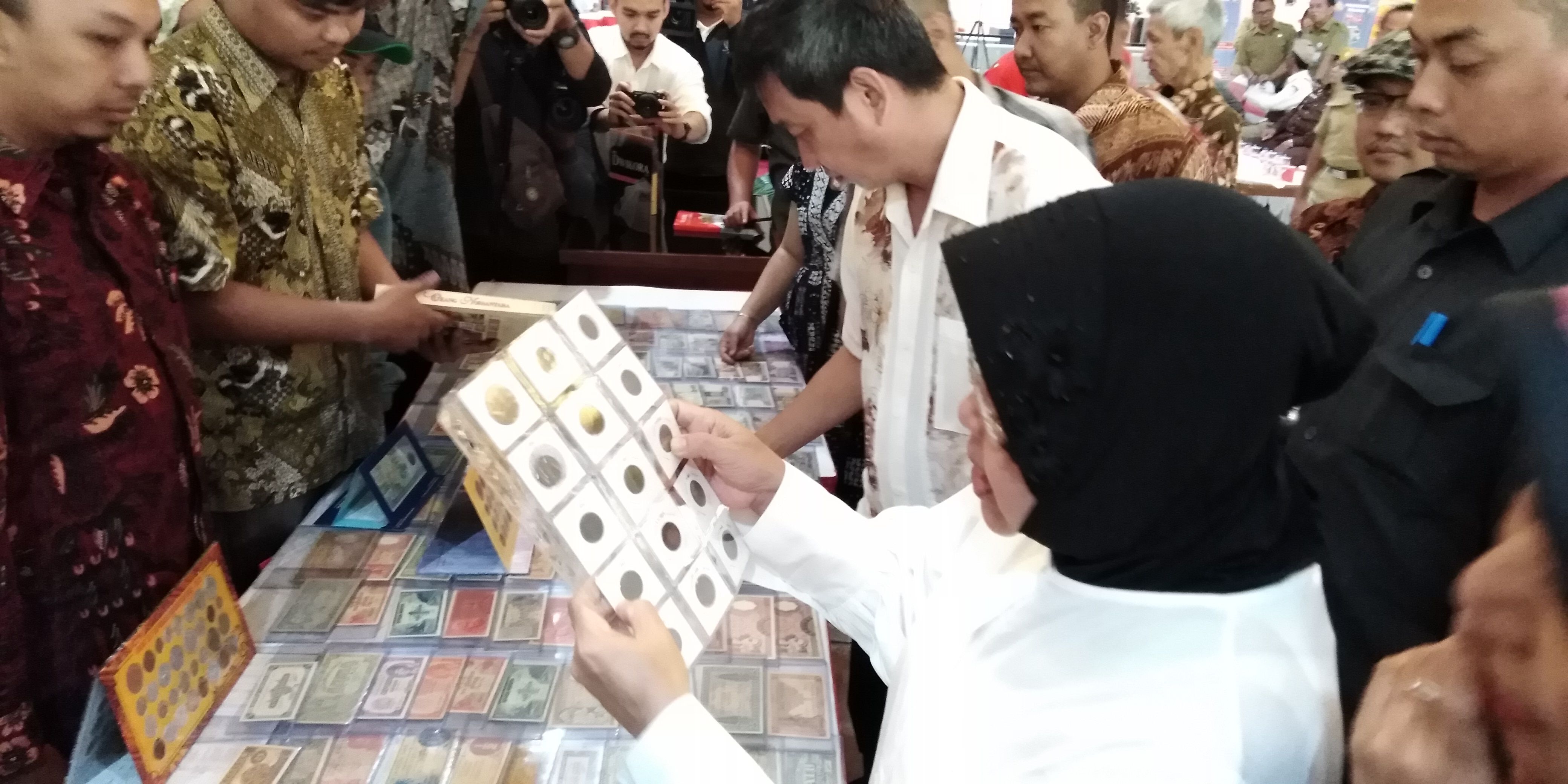 Komunitas Surabaya Vintage Community menyerahkan benda numismatik, ke Museum Surabaya, Senin, 27 Agustus 2018. (foto: farid/ngopibareng.id) 