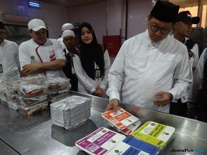 Menteri Agama Lukman Hakim Saifuddin saat memantau dua perusahaan katering di Madinah. (Foto: Jawapos)