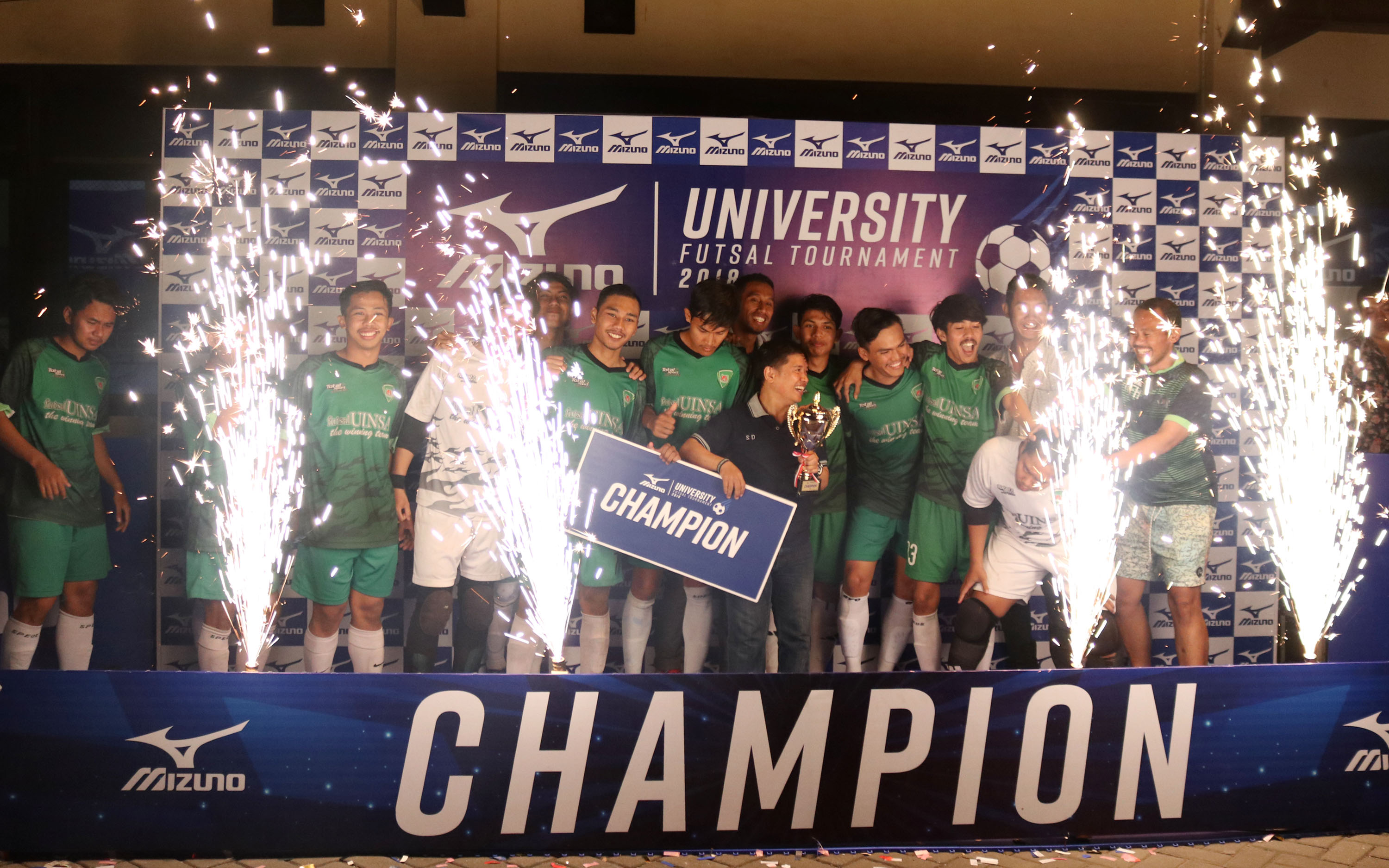 Universitas Islam Negeri (UIN) Surabaya tampil sebagai yang terbaik di Mizuno University Futsal Tournament. (foto: Haris/ngopibareng)