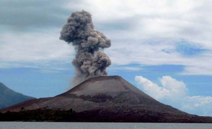 Letusan Gunung Anak Krakatau nampak dari perairan Selat Sunda. (Foto: Trubus.id)