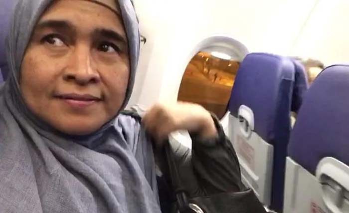 Neno Warisman saat dalam pesawat di Pekanbaru, Riau, hari Minggu 26 Agustus lalu.  (Foto: Istimewa)