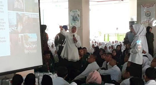 Gubernur Jawa Timur terpilih Khofifah Indar Parawansa memberikan kuliah umum kepada mahasiswa baru UNUSA, Selasa, 28 Agustus 2018. (Foto: Humas UNUSA)