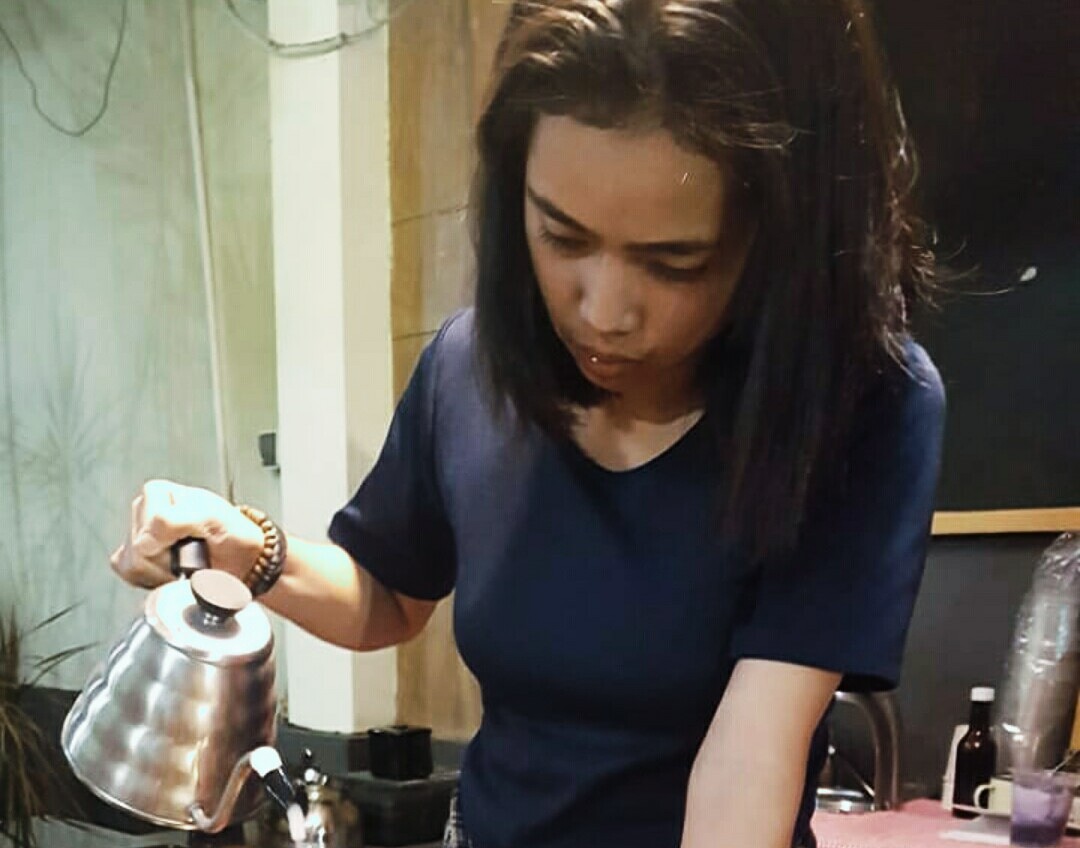 Eusebiamaritasari fokus membuat seduhan kopi... foto:widikamidi/ngopibareng.id