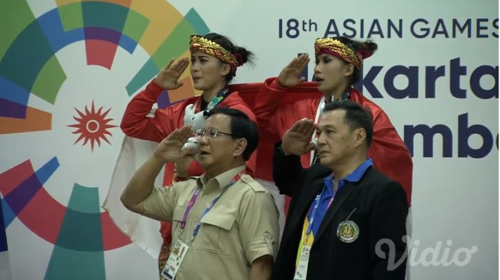Prabowo Subianto memberikan medali emas untuk Ayu Sidan Wilantari dan Ni Made Dwiyanti di nomor ganda putri pencak silat artistik. Foto: capture vidio.com