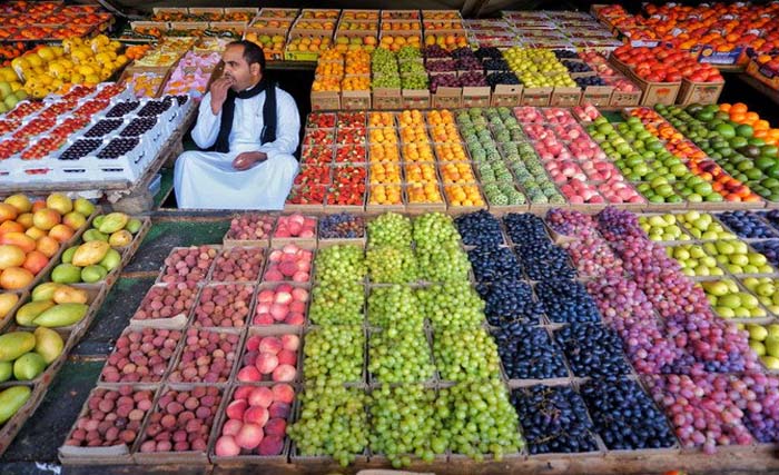 Penjual buah-buahan di Jeddah, Arab Saudi, sepi pembeli. Harga buah-buahan di Arab Saudi naik, menyebabkan inflasi meningkat hampir 3 persen bulan lalu. (Foto: ArabNews)
