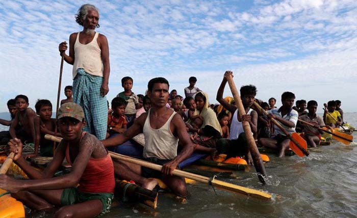 Para pengungsi etnis Rohingya menggunakan perahu seadanya untuk menyeberangi lautan menuju Bangladesh. (foto: afp)