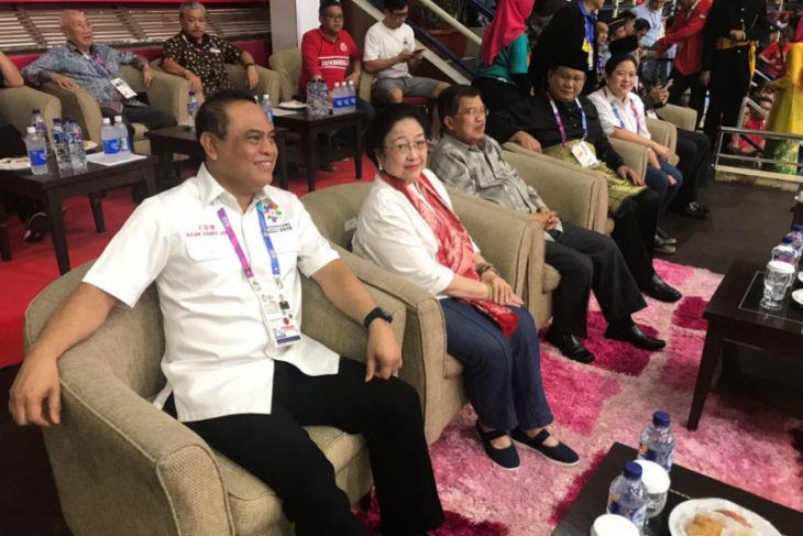 Megawati, Jusuf Kalla, dan Prabowo duduk berdampingan menyaksikan final pencak silat di Asian Games, Rabu, 29 Agustus 2018. (Foto: Antara)